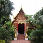 Tempel unter Palmen in Chiang Rai / Thailand